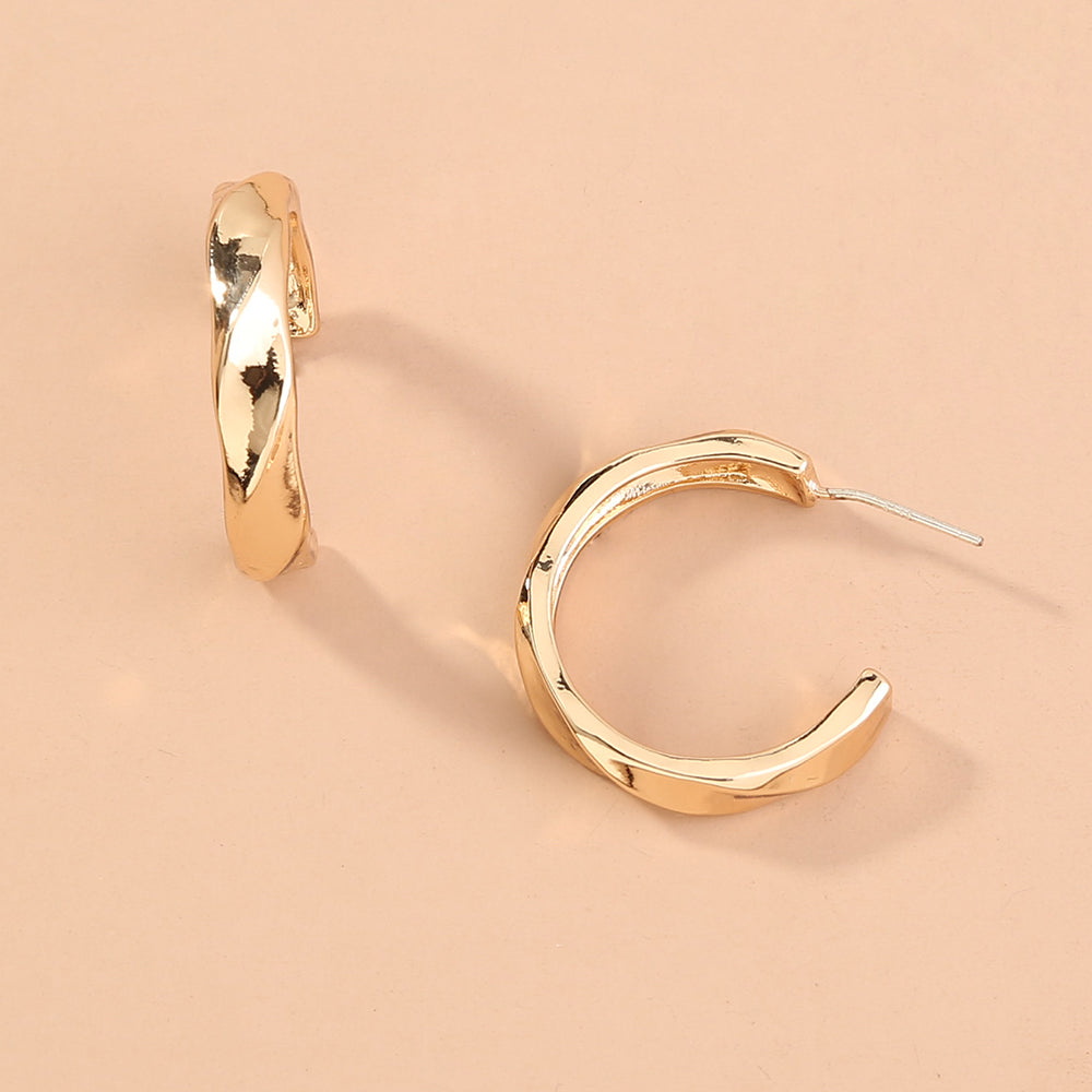 Wavy c-shaped geometric stud