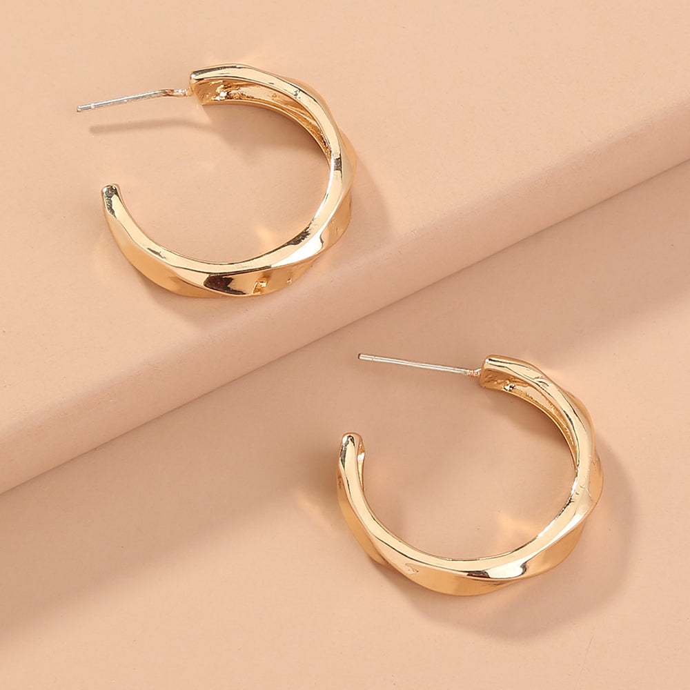 Wavy c-shaped geometric stud