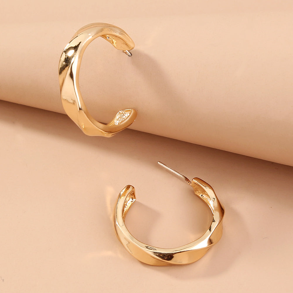 Wavy c-shaped geometric stud